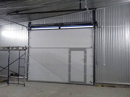 Подъемные ворота с калиткой для гаража в Махачкале